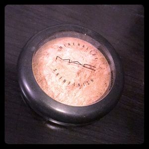 MAC mineralized highlighter/skin finish